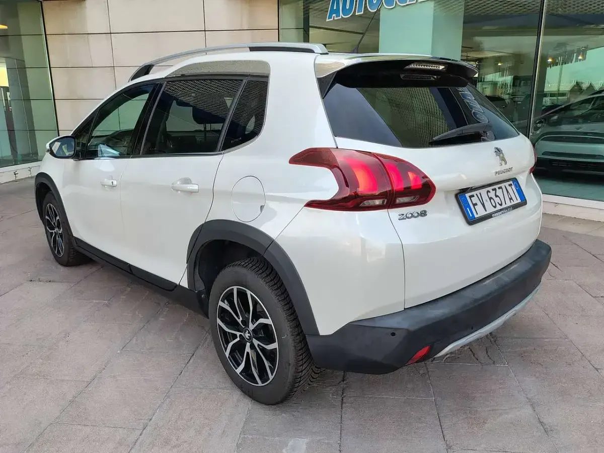 Usata Peugeot 2008 Allure 110 CV (80 kW) 2019 Bianco metallizzato SUV