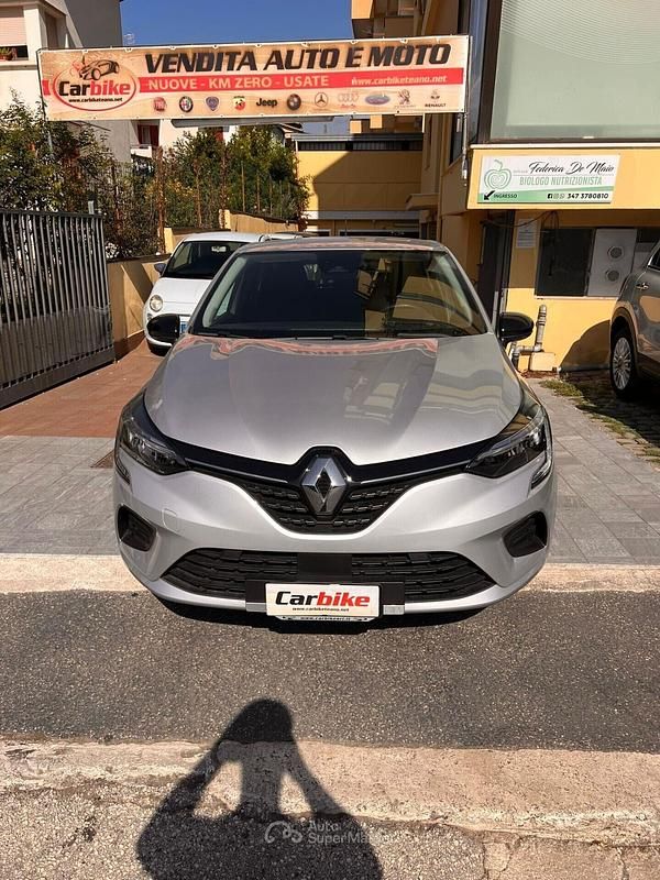 Usado Renault Clio V Equilibre 67 CV (49 kW) 2023 Plateado Berlina