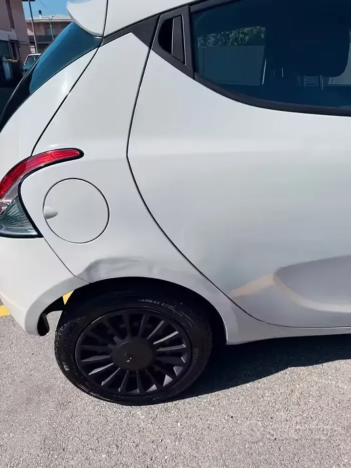 Usata Lancia Ypsilon 69 CV (50 kW) 2018 Grigio Utilitaria