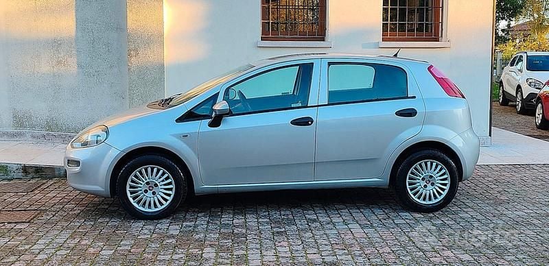 Usata Fiat Punto Lounge 77 CV (56 kW) 2016 Argento Berlina