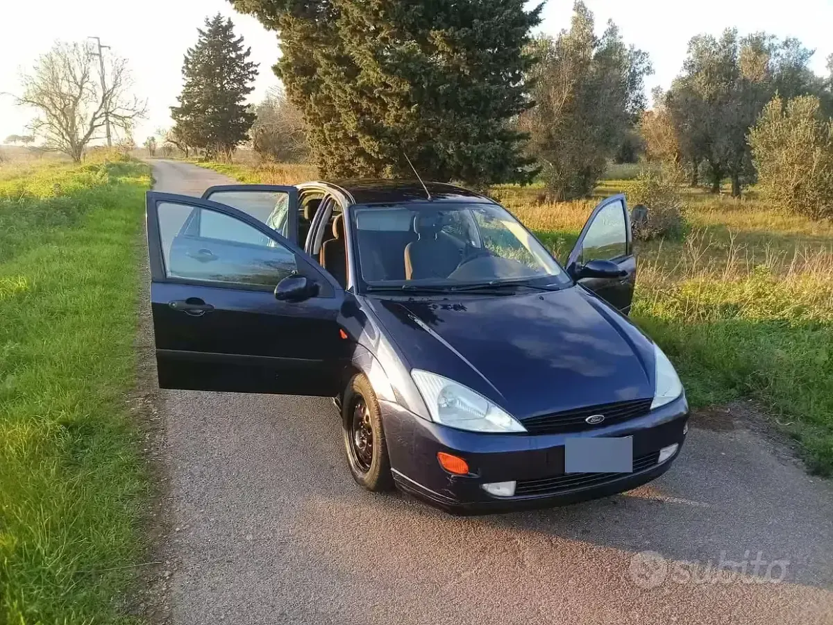 Usata Ford Focus 90 CV (66 kW) 2001 Blu Berlina