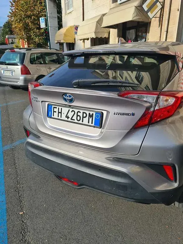 Usata Toyota C-HR Lounge 98 CV (72 kW) 2017 Argento SUV