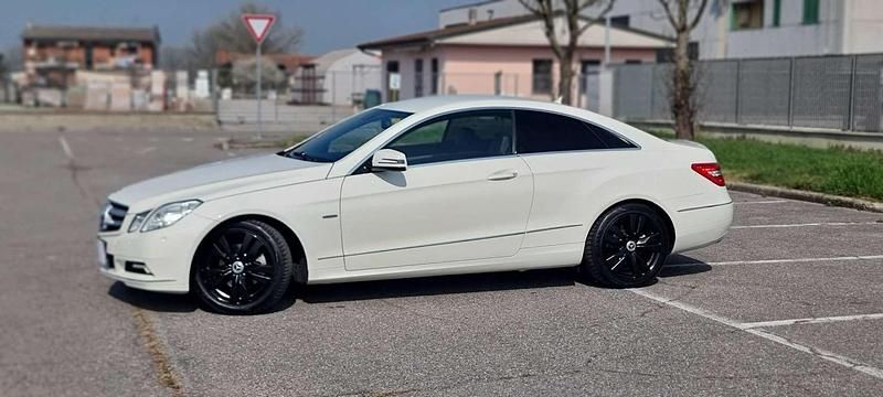 Usata Mercedes E220 170 CV (125 kW) 2010 Bianco Coupé