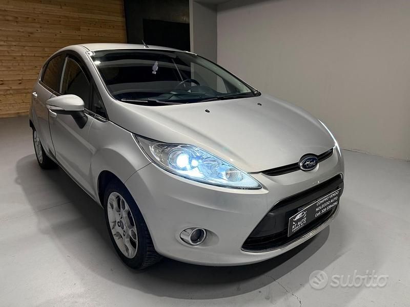 Argento Usata 2011 Ford Fiesta Titanium Tre volumi | 5500 € (Buon prezzo) - Immagine 1/4