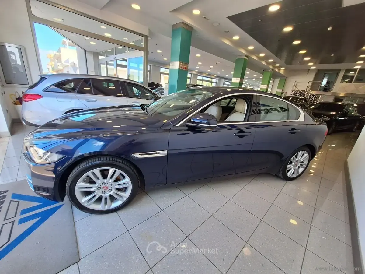 Usata Jaguar XE Prestige 180 CV (132 kW) 2017 Blu Berlina