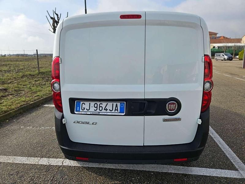 Usata Fiat Doblò Lounge 120 CV (88 kW) 2022 Bianco Monovolume