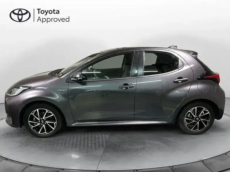 Usata Toyota Yaris Comfort 115 CV (84 kW) 2021 Grigio Utilitaria