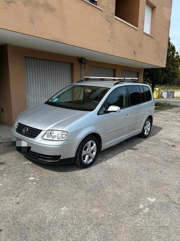 Begagnad VW Touran 105 HK (77 kW) 2005 Grå Minibuss