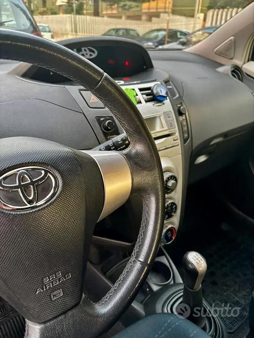 Usata Toyota Yaris 65 CV (47 kW) 2007 Grigio Utilitaria