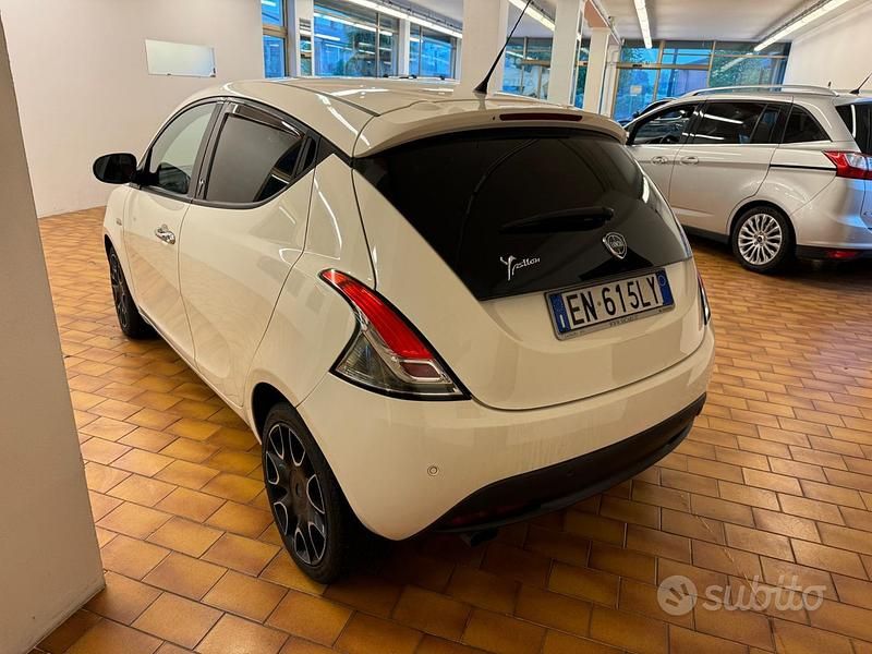 Usata Lancia Ypsilon 95 CV (69 kW) 2012 Bianco Utilitaria