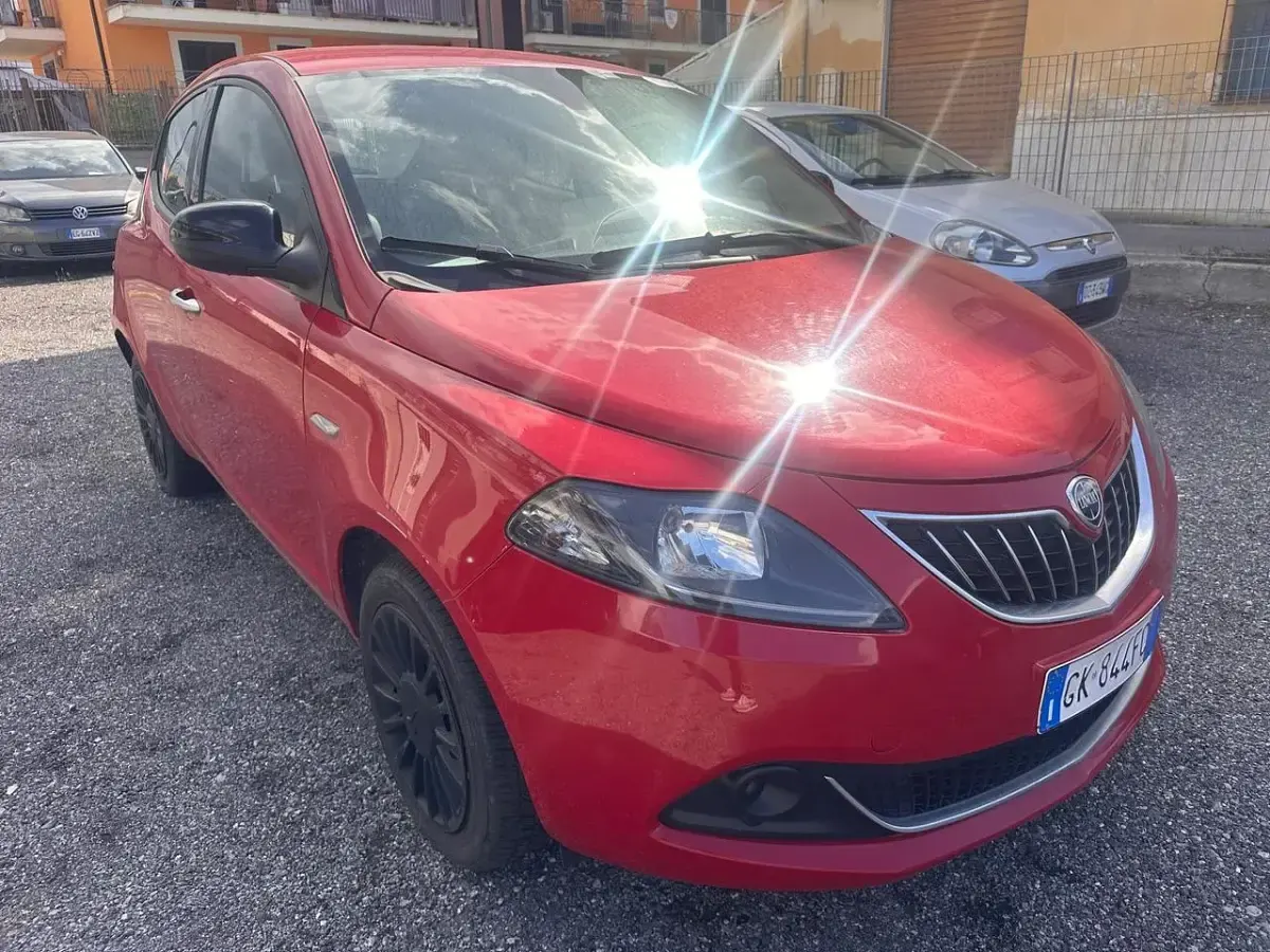 Usata Lancia Ypsilon Silver 69 CV (50 kW) 2022 Rosso Utilitaria