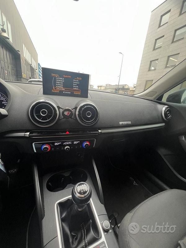 Usado Audi A3 125 CV (91 kW) 2016 Negro Familiar