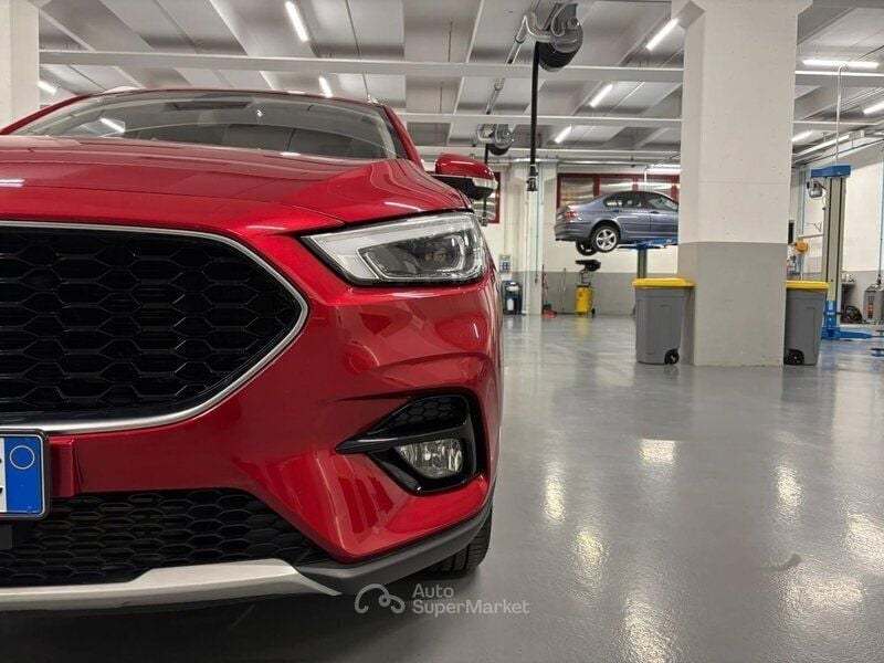 Usata MG ZS Luxury 111 CV (81 kW) 2023 Rosso Berlina