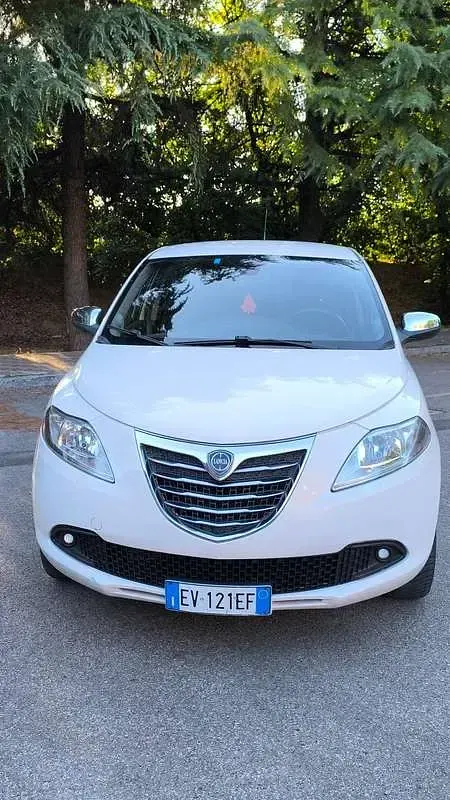Usata Lancia Ypsilon 80 CV (58 kW) 2014 Bianco Utilitaria