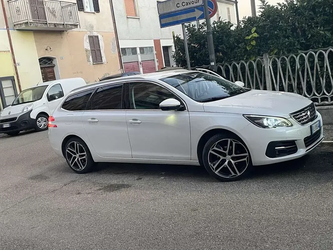 Usata Peugeot 308 SW Allure 120 CV (88 kW) 2017 Station wagon