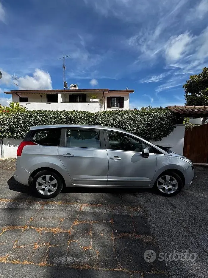 Usado Peugeot 5008 115 CV (84 kW) 2013 Gris Monovolumen