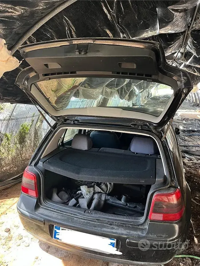 Begagnad VW Golf IV 75 HK (55 kW) 2002 Svart Halvkombi