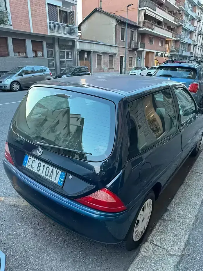 Usata Lancia Ypsilon 60 CV (44 kW) 2002 Bluazzurro Utilitaria