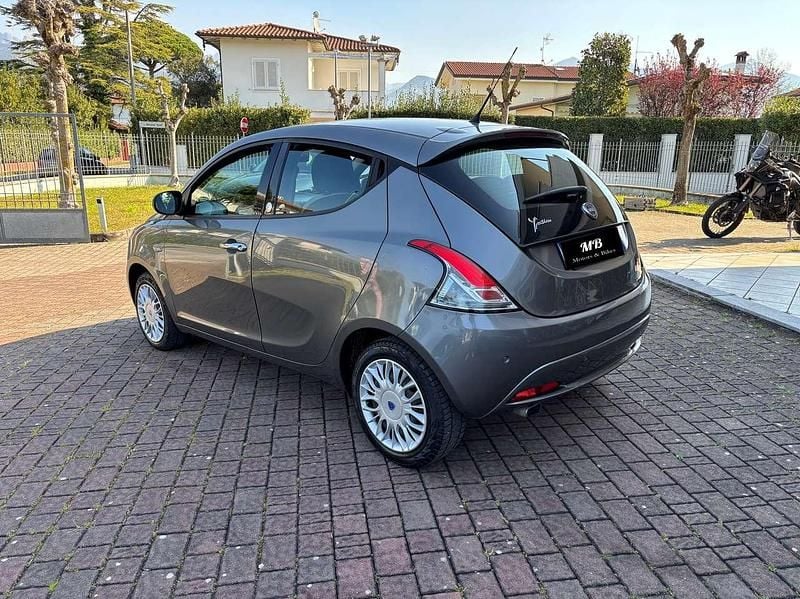 Usata Lancia Ypsilon Gold 69 CV (50 kW) 2017 Grigio pietra Utilitaria