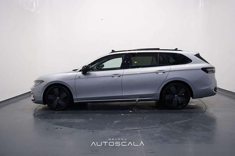 Usata VW Passat R-line 150 CV (110 kW) 2024 Dolomite silver metallizzato Station wagon