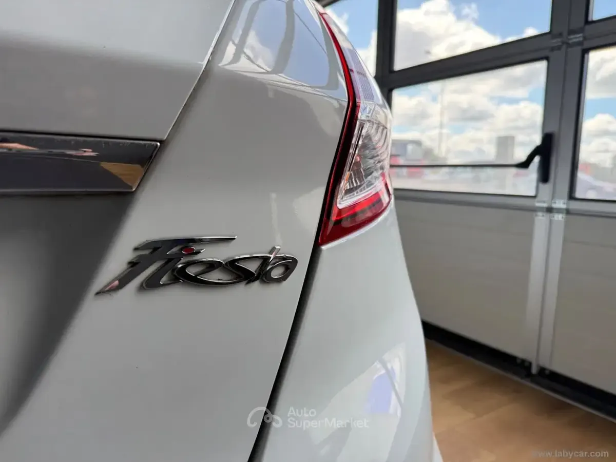 Usata Ford Fiesta Titanium 75 CV (55 kW) 2017 Bianco Utilitaria
