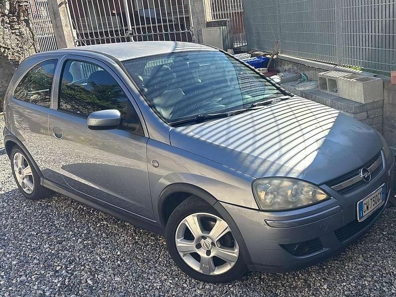 Argento Usata 2005 Opel Corsa Tre volumi | 1950 € (Buon prezzo) - Immagine 1/4