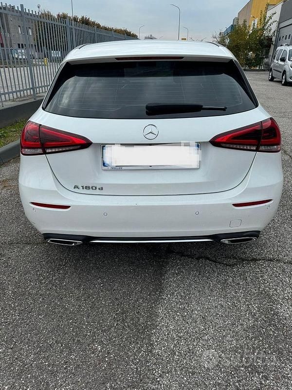Bianco Usata 2018 Mercedes A180 Tre volumi | 15.900 € (Super prezzo) - Immagine 1/4