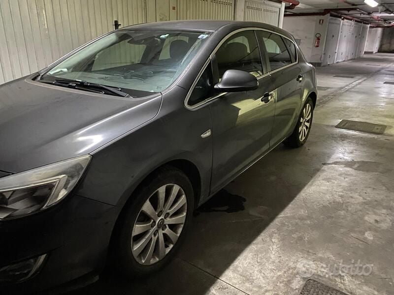 Grigio Usata 2011 Opel Astra Berlina | 4800 € (Ottimo prezzo) - Immagine 1/4