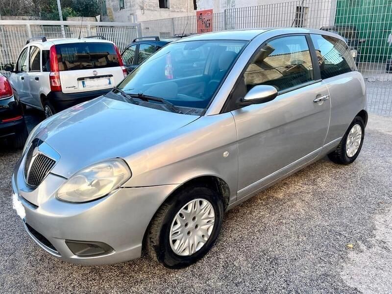 Usata Lancia Ypsilon 60 CV (44 kW) 2005 Argento Utilitaria