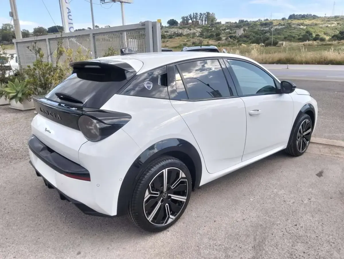 Nuova Lancia Ypsilon 101 CV (74 kW) 2026 Bianco Utilitaria