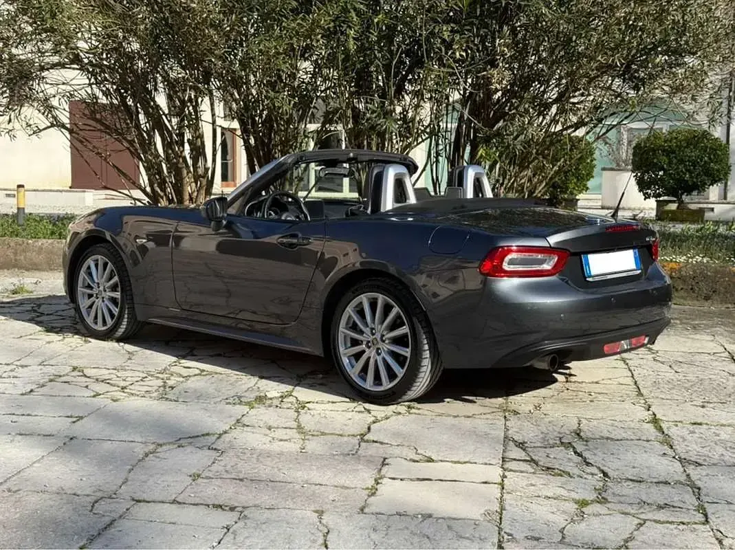 Usata Fiat 124 Spider Lusso 140 CV (102 kW) 2018 Grigio Cabrio