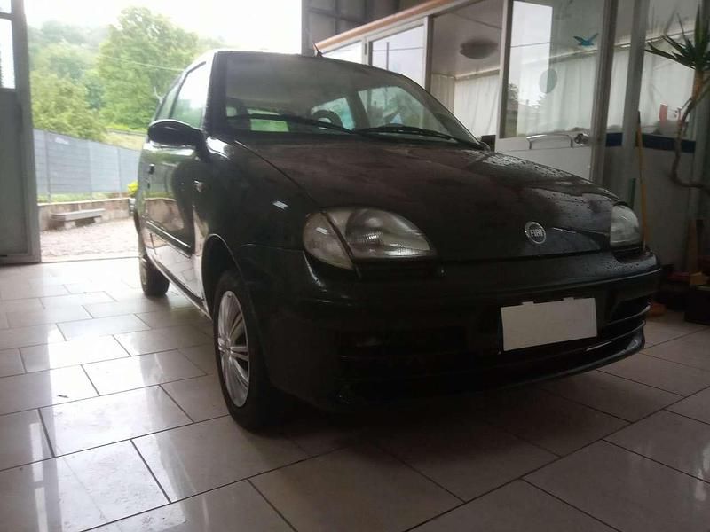 Usata Fiat 600 54 CV (39 kW) 2004 Nero Berlina