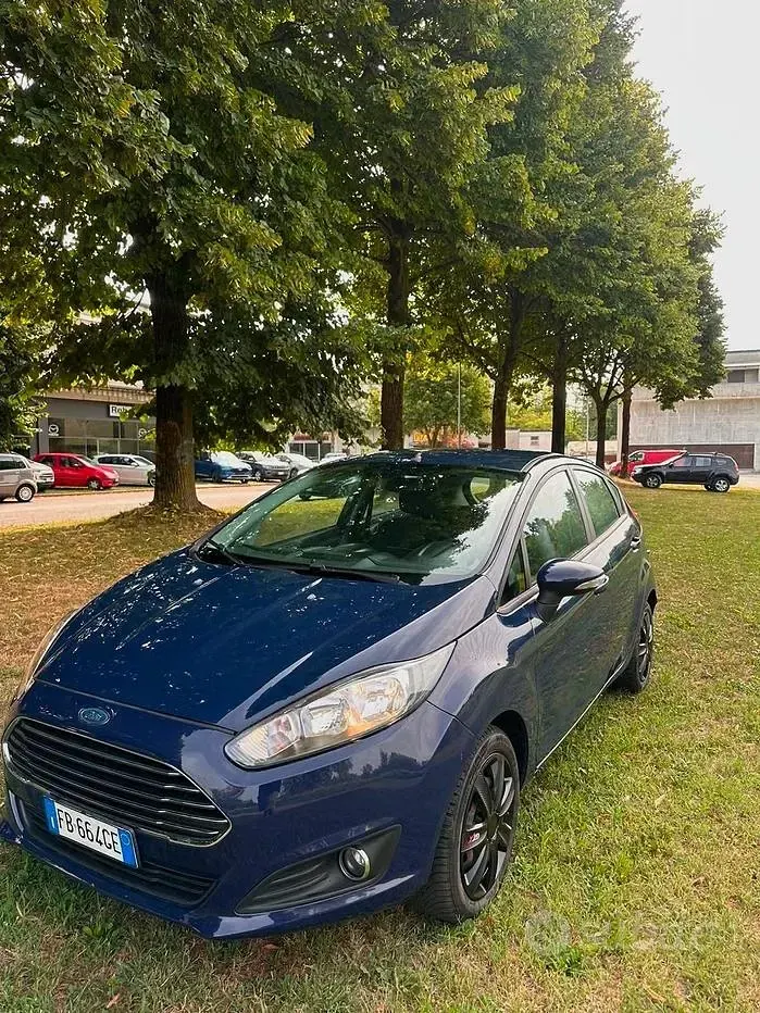 Usata Ford Fiesta 75 CV (55 kW) 2015 Blu Utilitaria