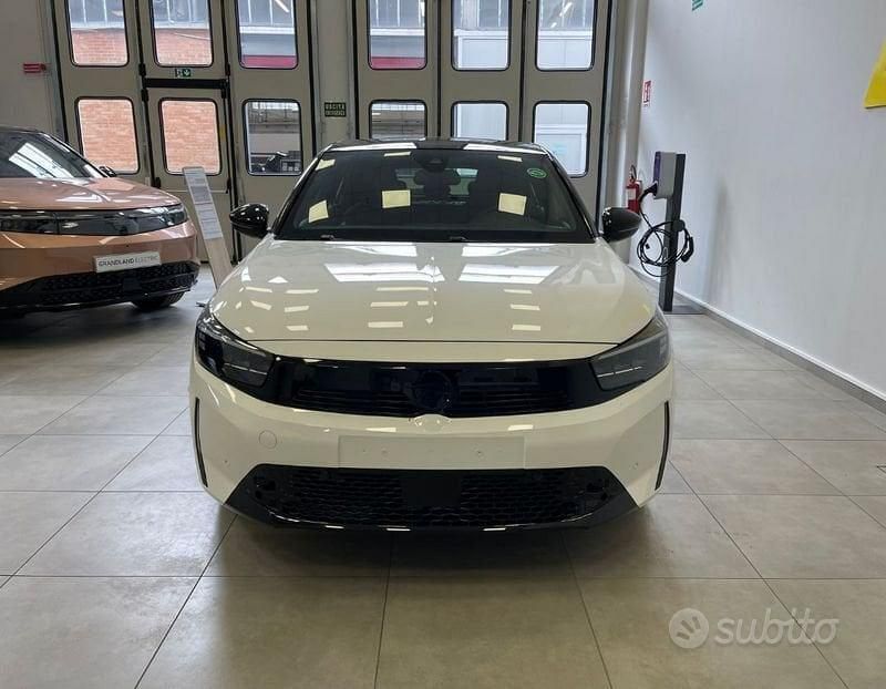 Nuova Opel Corsa-e 114 kW (156 CV) 2025 Bianco/nero Utilitaria