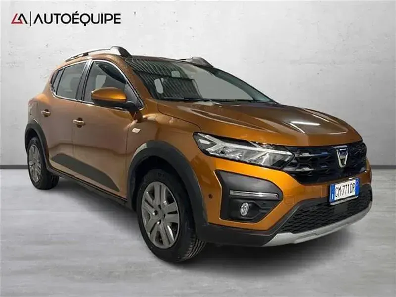 Usata Dacia Sandero Comfort 101 CV (74 kW) 2023 Arancione Utilitaria