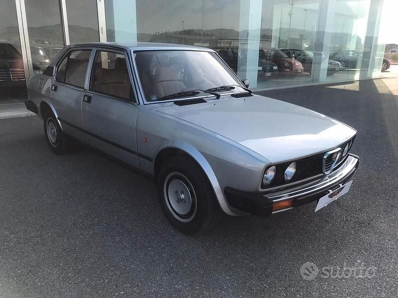 Usata Alfa Romeo Alfetta Quadrifoglio 125 CV (91 kW) 1983 Grigio Berlina