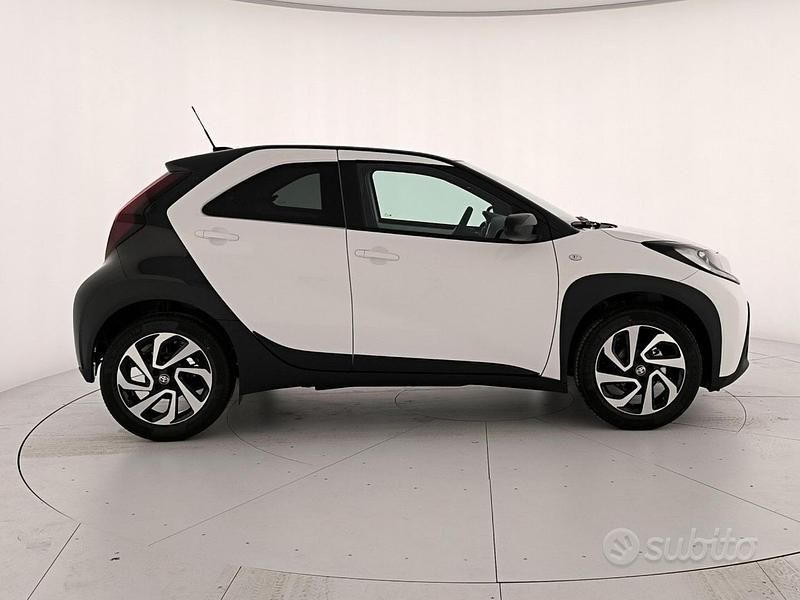 Nuova Toyota Aygo X Trend 72 CV (52 kW) 2025 Super white & black met SUV