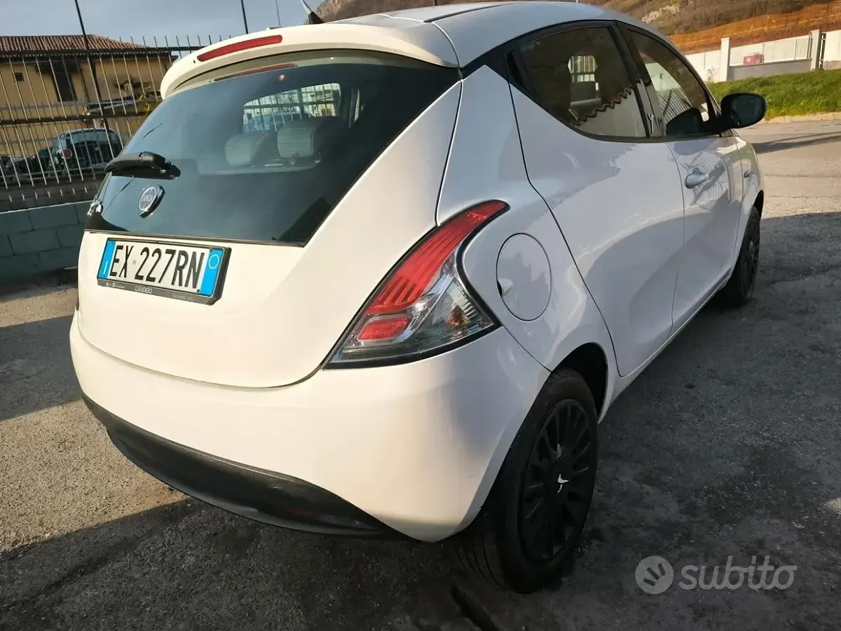 Usata Lancia Ypsilon 69 CV (50 kW) 2014 Bianco Utilitaria