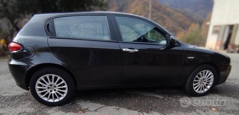 Usata Alfa Romeo 147 Distinctive 120 CV (88 kW) 2005 Nero Utilitaria