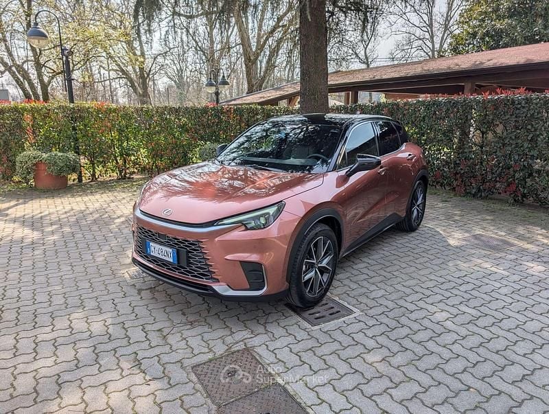 Usata Lexus LBX 91 CV (66 kW) 2025 Bitone sonic copper black SUV