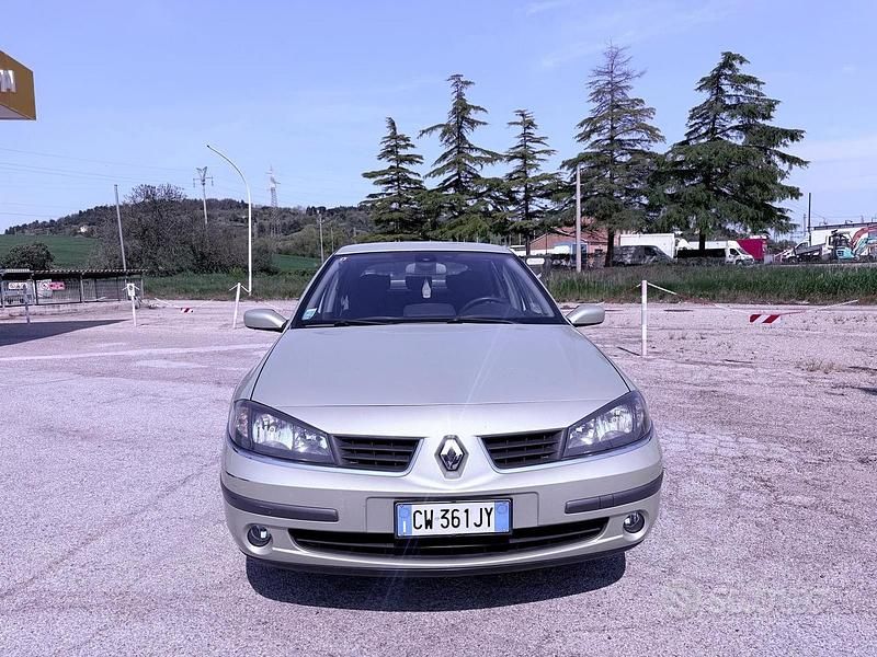 Usata Renault Laguna II Initiale 119 CV (87 kW) 2005 Grigio Berlina