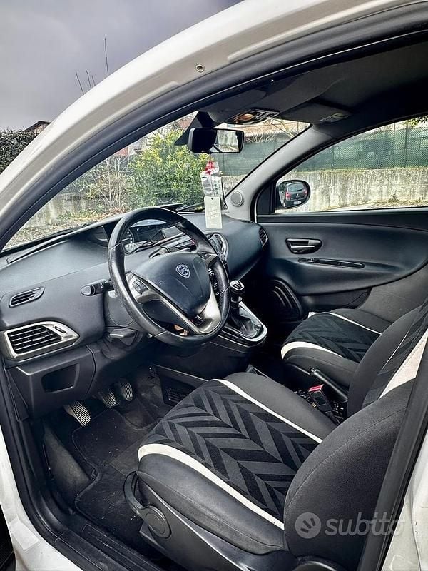 Usata Lancia Ypsilon 69 CV (50 kW) 2017 Bianco Utilitaria
