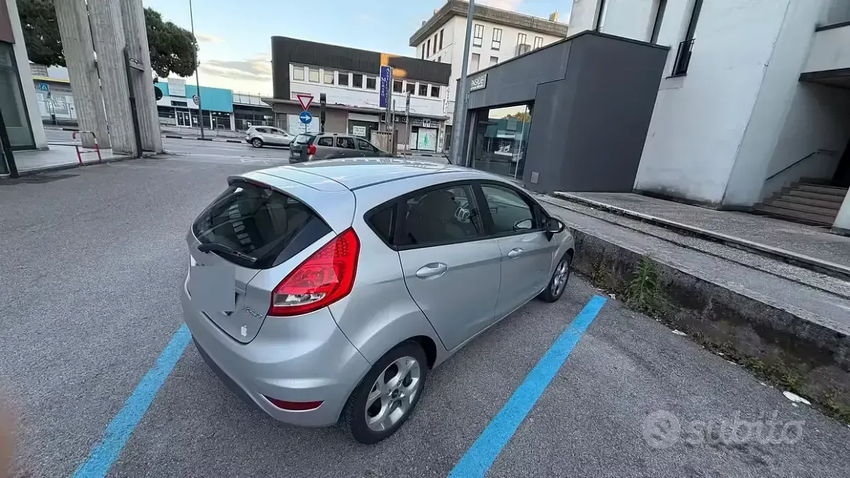 Usado Ford Fiesta 82 HP (60 kW) 2011 Cinzento Sedan