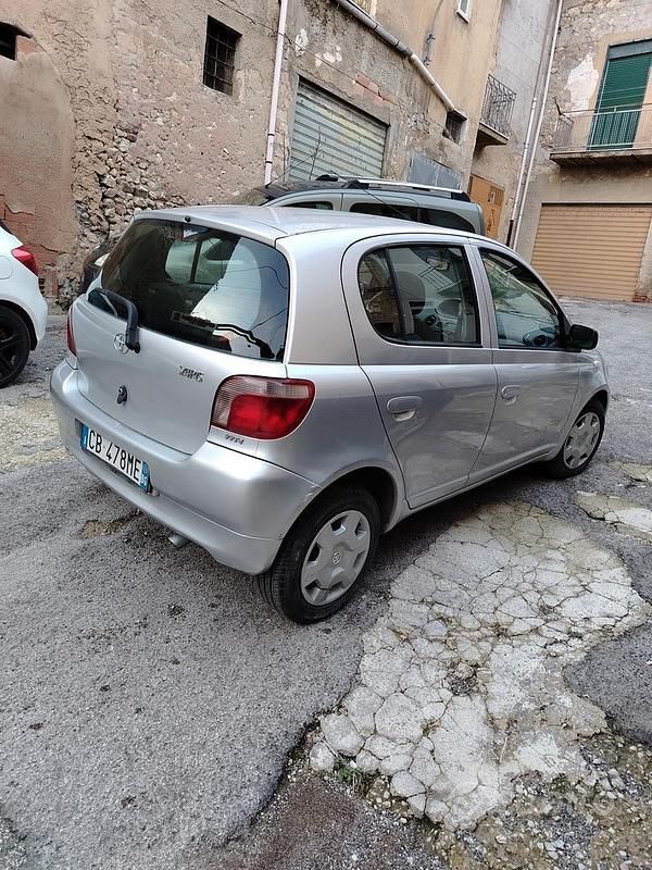 Usata Toyota Yaris 68 CV (50 kW) 2002 Grigio Berlina
