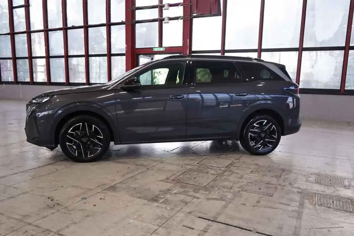 Usata Peugeot 5008 Allure 136 CV (100 kW) 2025 Grigio platinum SUV