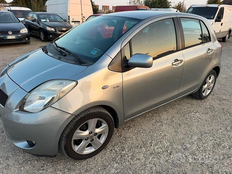 Usata Toyota Yaris Sol 90 CV (66 kW) 2007 Grigio Berlina