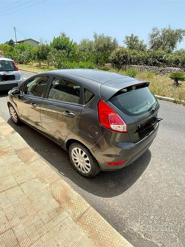 Usata Ford Fiesta 75 CV (55 kW) 2017 Grigio Berlina