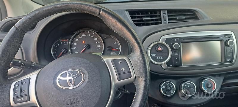 Usata Toyota Yaris 68 CV (50 kW) 2013 Grigio Berlina