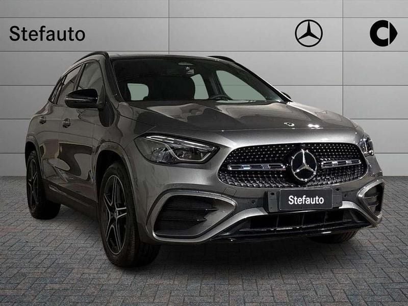 Grigio montagna Nuova 2026 Mercedes GLA200 AMG line SUV | 44.400 € (Ottimo prezzo) - Immagine 1/4