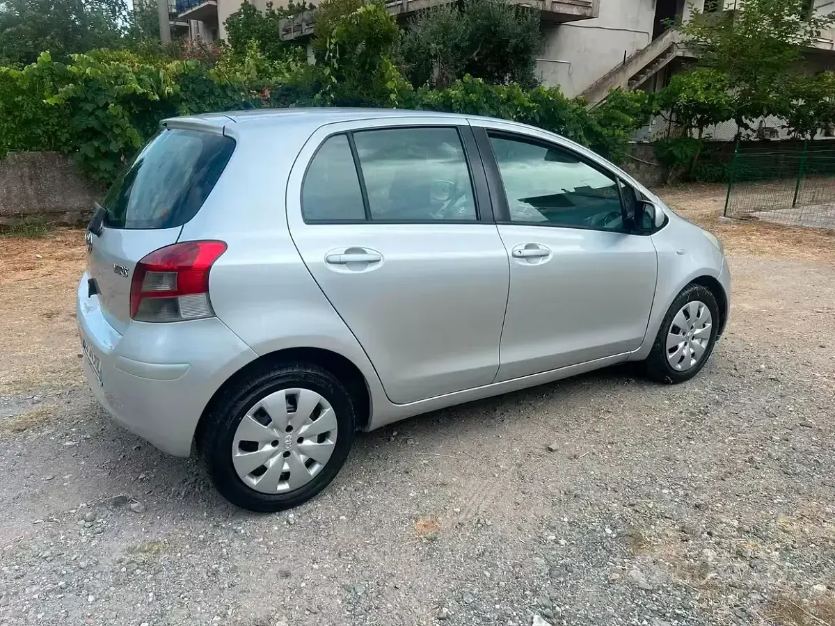 Usata Toyota Yaris 90 CV (66 kW) 2010 Grigio Utilitaria